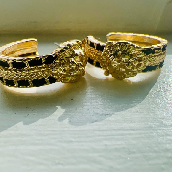 Retro Style Gold Toned Lion Head Hoop Earrings - Picture 3 of 4